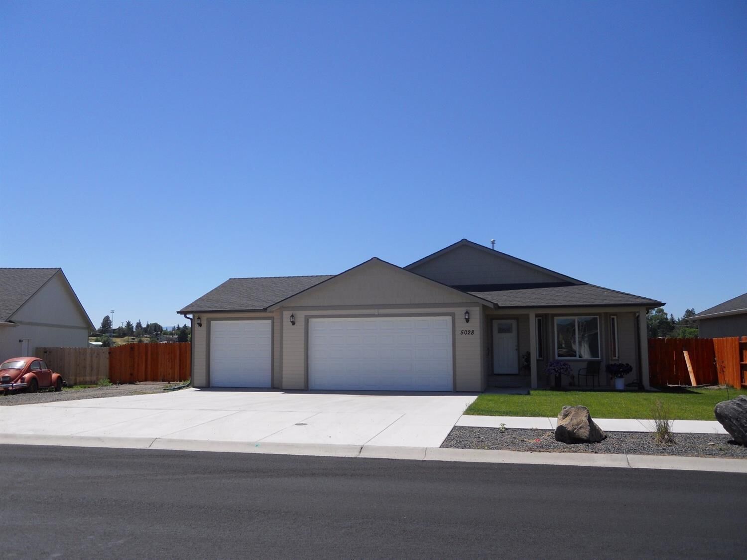 Property Photo:  5028 Glenwood Drive  OR 97603 