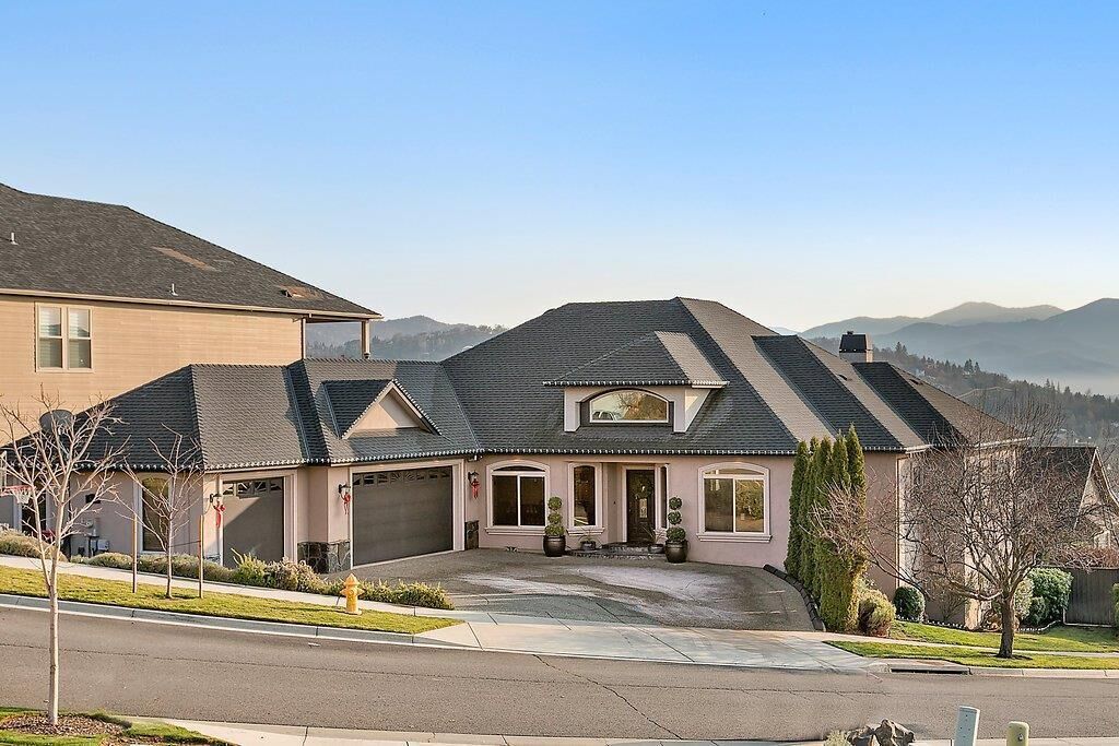 Property Photo: 526 Whitney Terrace OR 97504