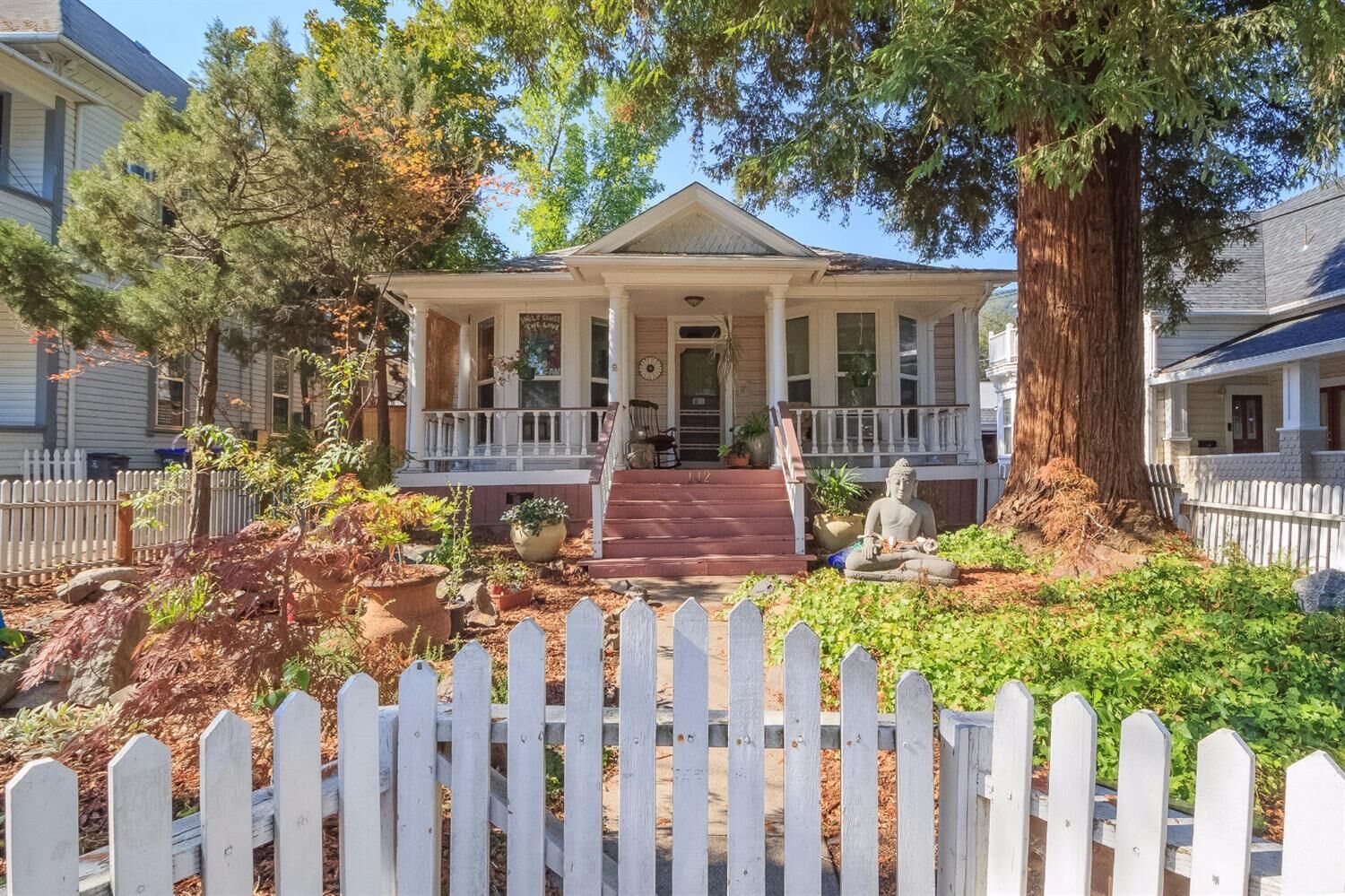 Property Photo: 142 B Street OR 97520