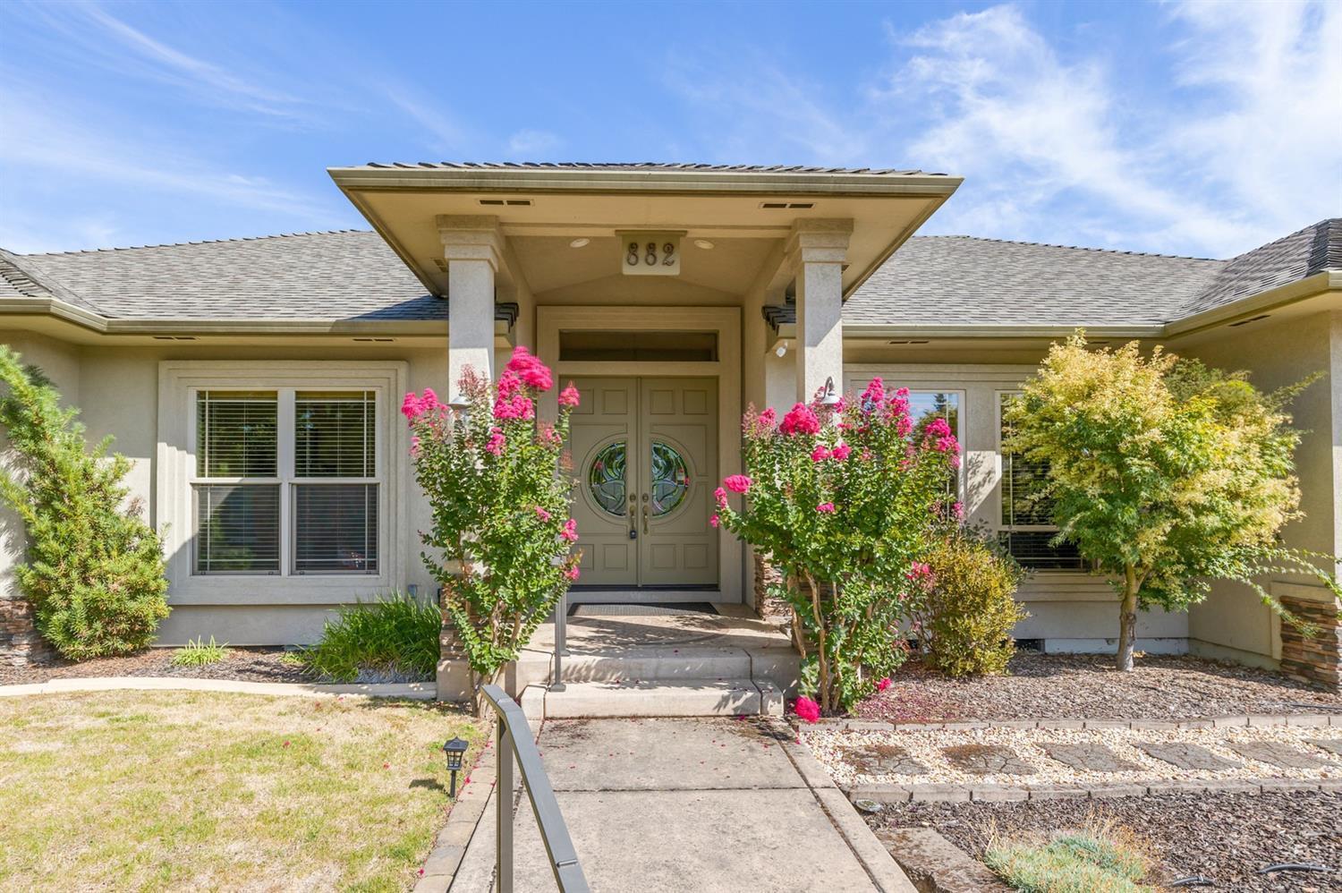 Property Photo:  882 N Mountain Avenue  OR 97502 