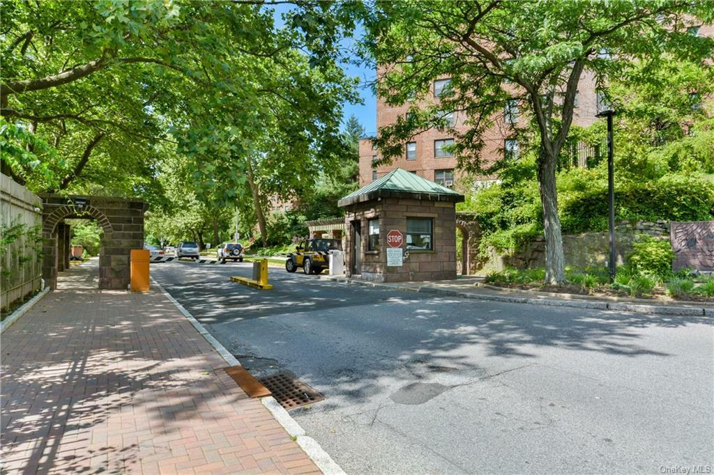 Property Photo:  161 Pearsall Drive 1D  NY 10552 