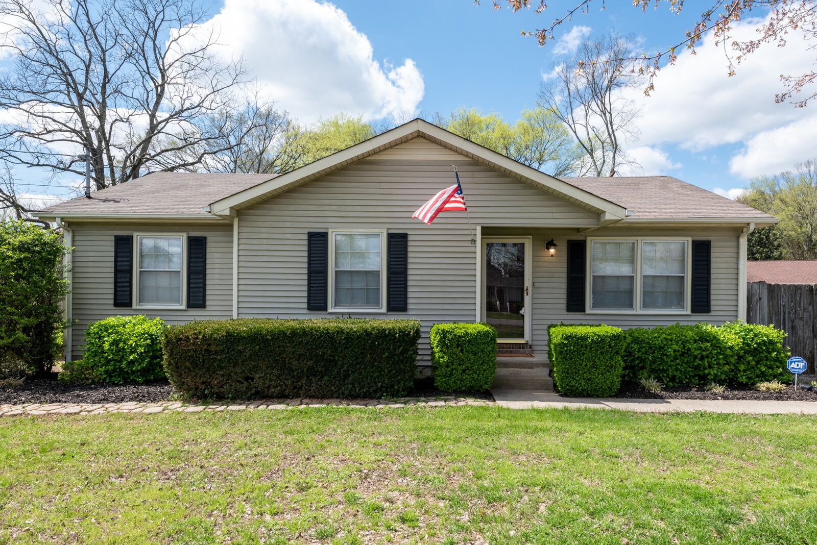 Property Photo:  2041 Sugartree Dr  TN 37129 