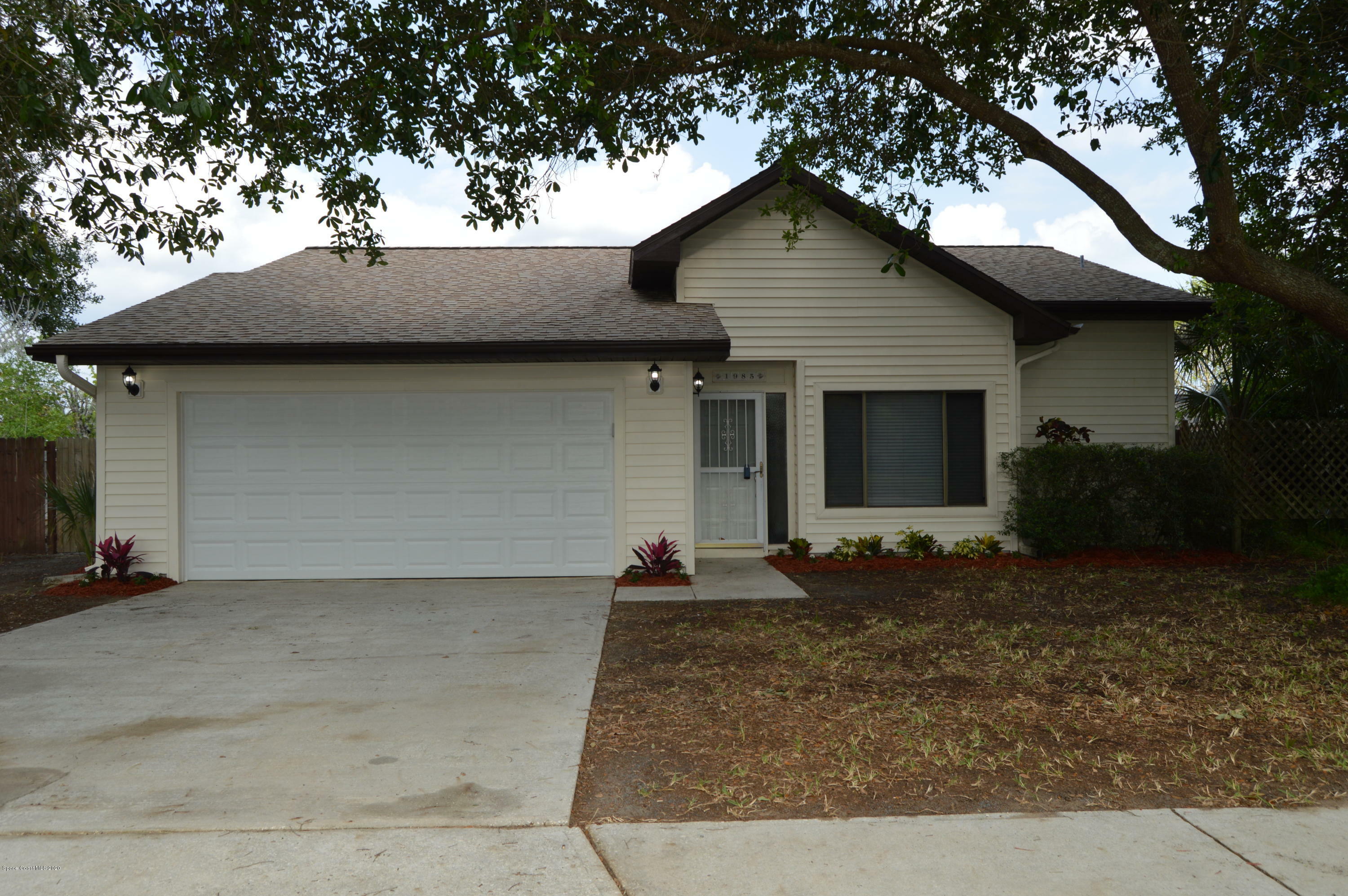 Property Photo:  1985 Meyers Drive  FL 32796 