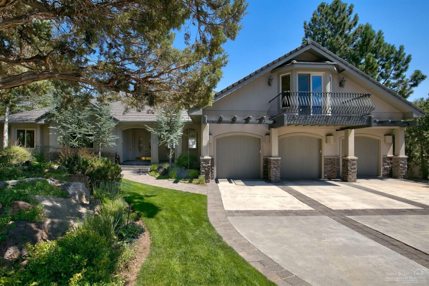 Property Photo: 1166 NW Redfield Circle OR 97703