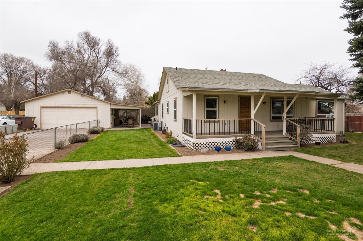 Property Photo:  336 SE 10th Street  OR 97741 