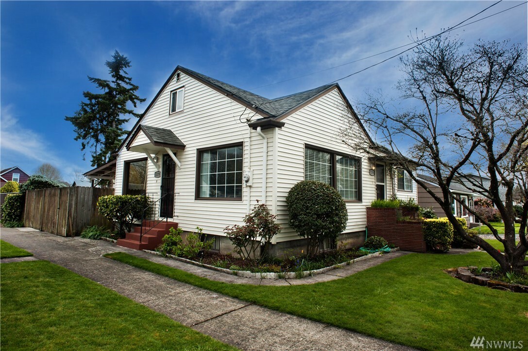 Property Photo:  1170 9th Ave  WA 98632 