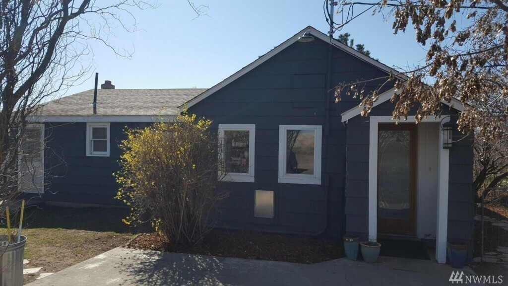 Property Photo:  925 NW Road B  WA 98858 