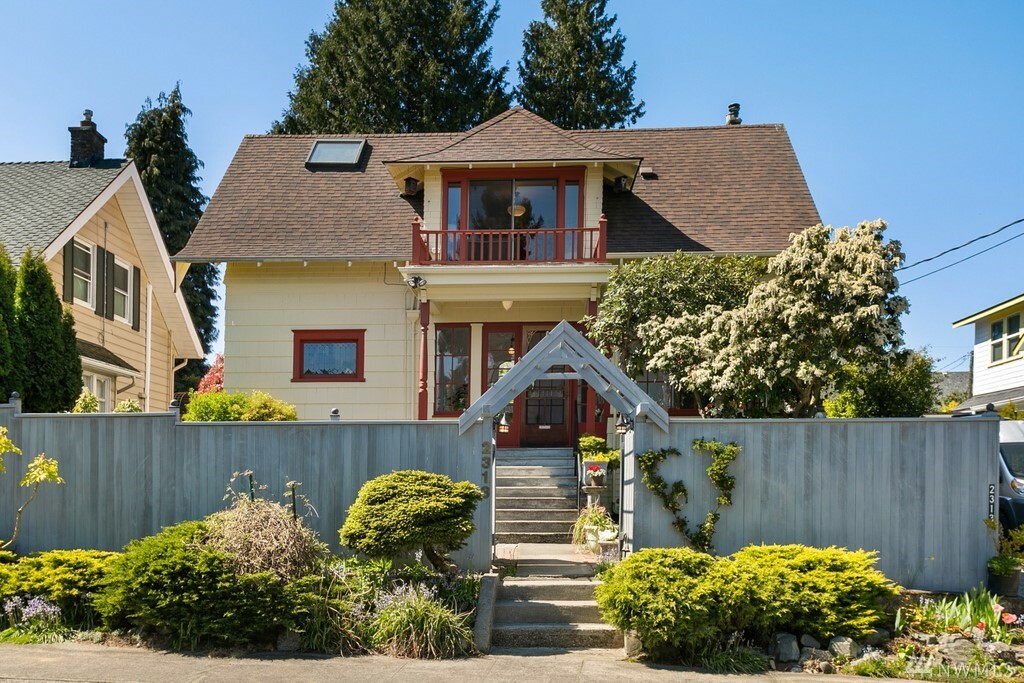 Property Photo: 2313 Walnut Ave SW WA 98116