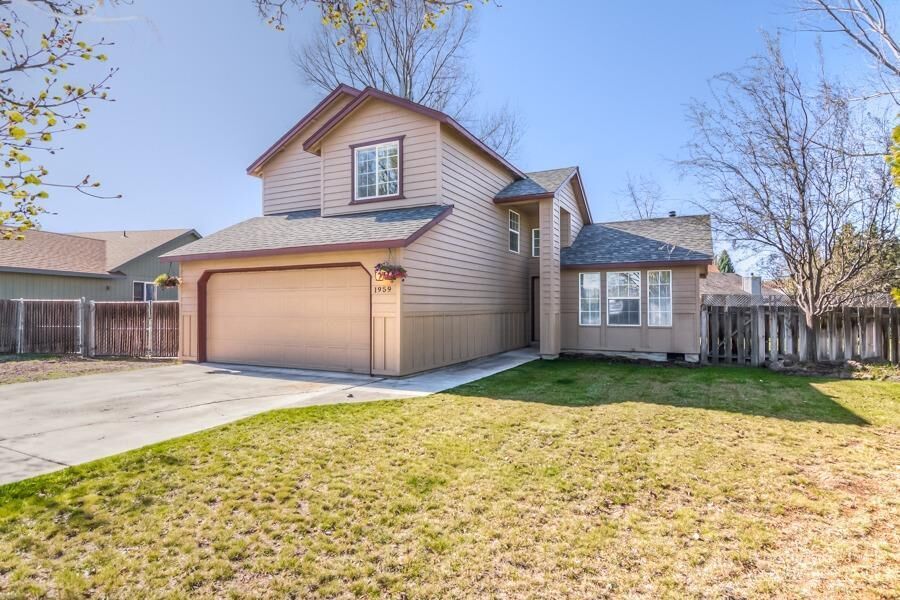 Property Photo:  1959 SW 28th Court  OR 97756 