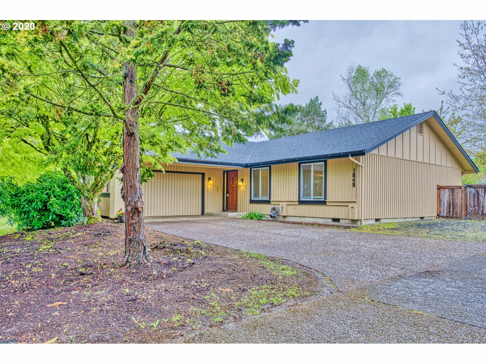 Property Photo: 1849 Crescent Ave OR 97408
