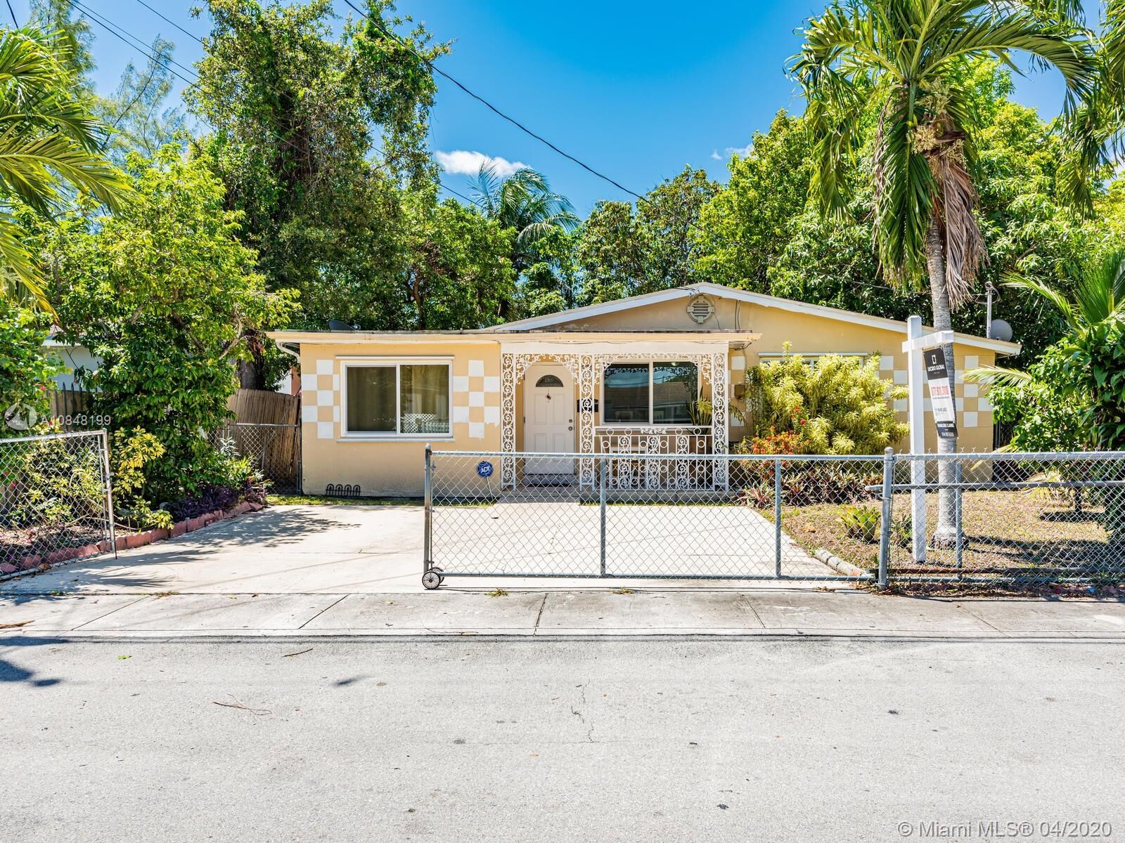 Property Photo: 1490 NE 151st Ter FL 33162