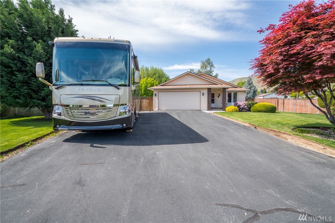 Property Photo: 1727 Bluegrass Lane WA 98801
