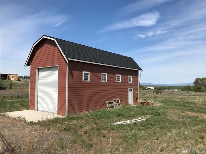 Property Photo:  220 Perry Rd  WA 98926 