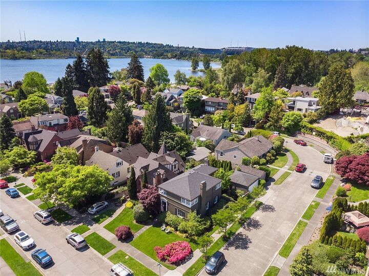 Property Photo:  3829  41st Avenue NE  WA 98105 