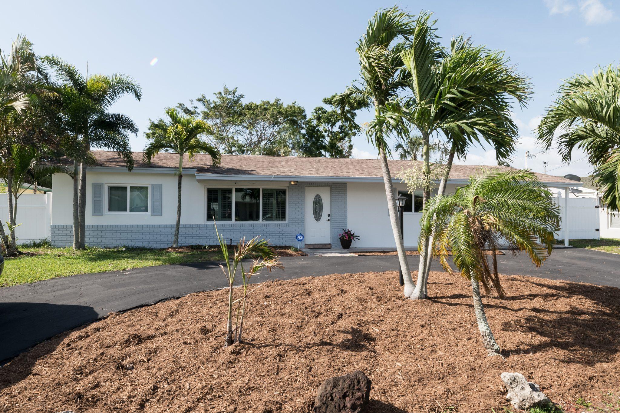 Property Photo: 1194 SW 28th Avenue FL 33426