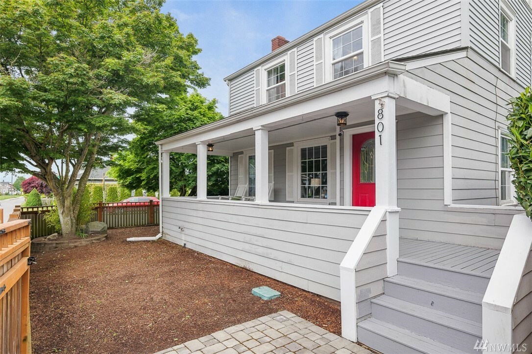 Property Photo: 801 Laurel Dr WA 98201
