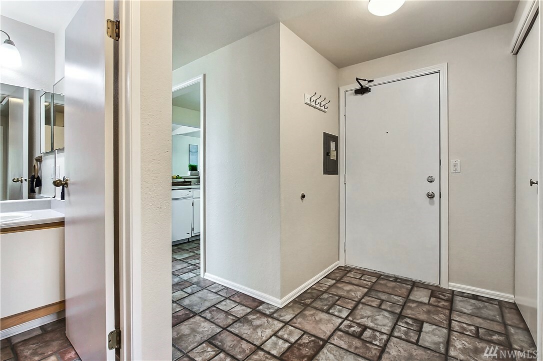 Property Photo: 28610 16th Ave S 403 WA 98003