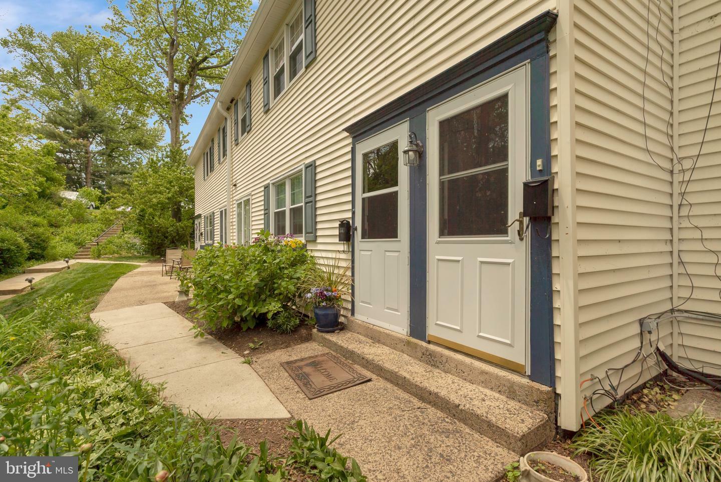 Property Photo:  914 Yardley Commons  PA 19067 