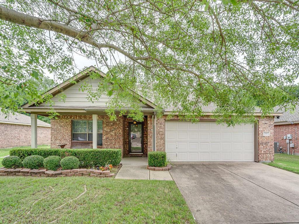 Property Photo:  2916 Castlebend Drive  TX 75159 