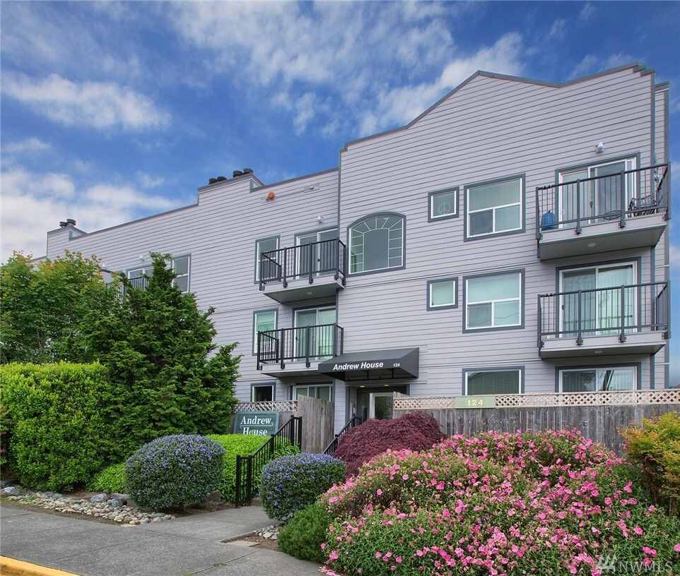 Property Photo: 124 SW 154th Street 302 WA 98166