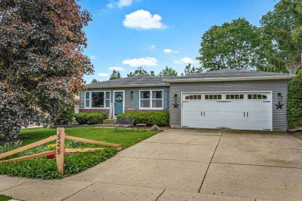 Property Photo: 525 Franklin Drive IL 60177