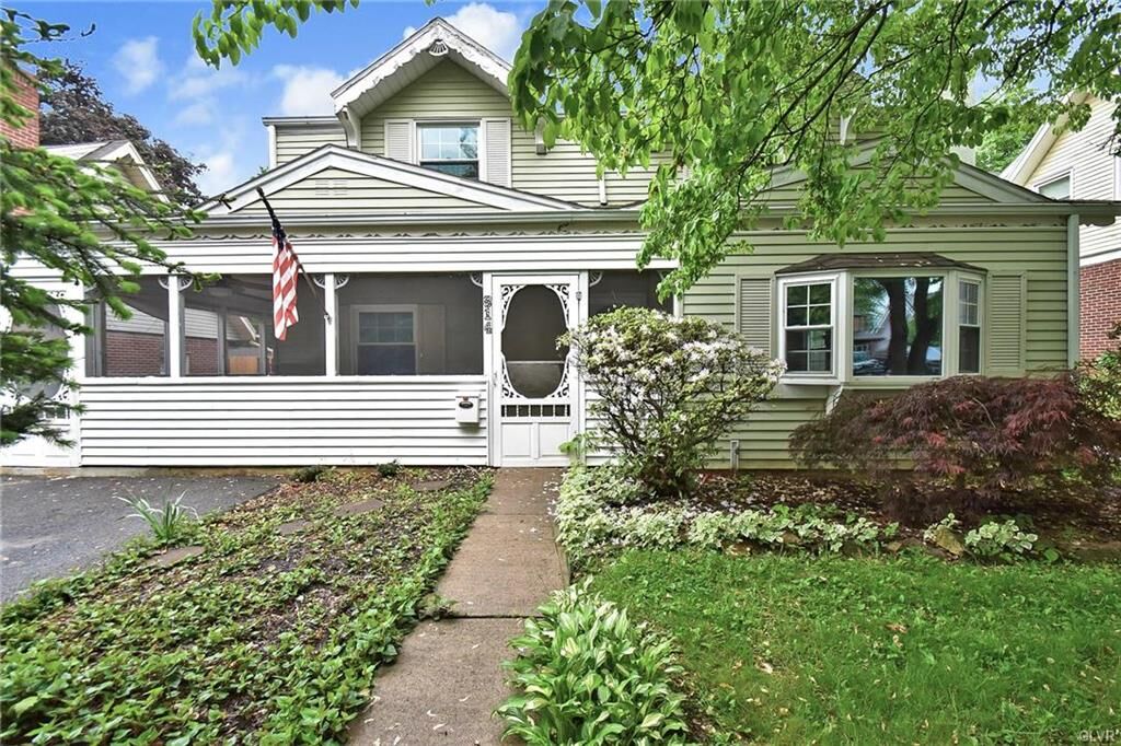 Property Photo: 814 Fernwood Street PA 18049