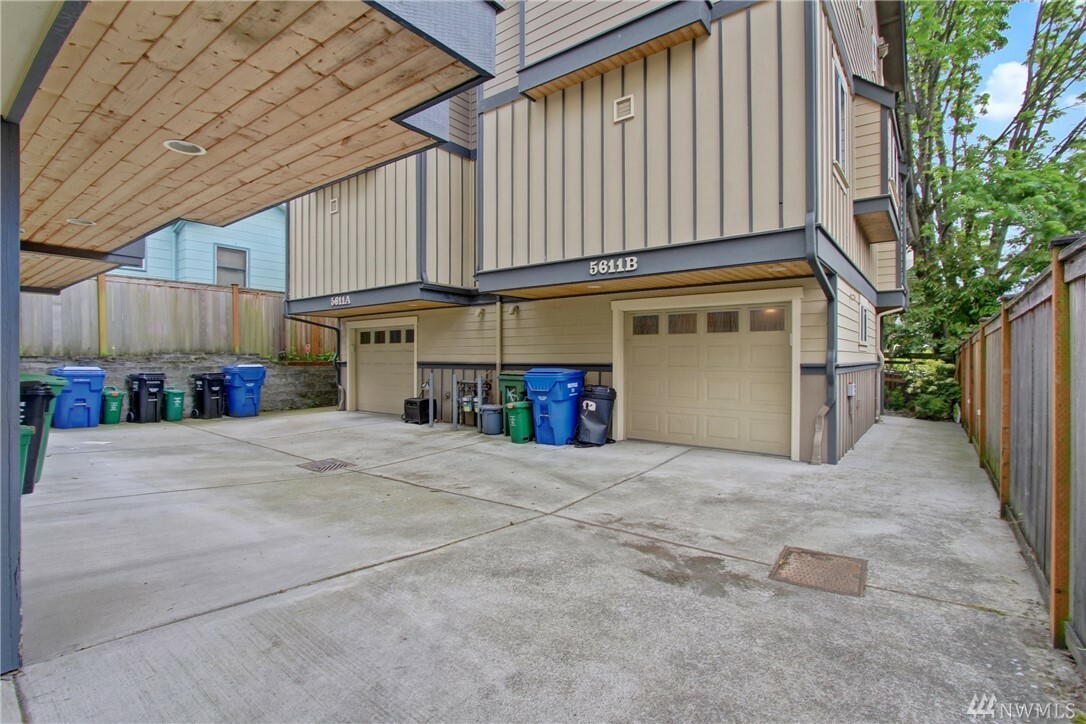 Property Photo:  5611 Phinney Ave N B  WA 98103 