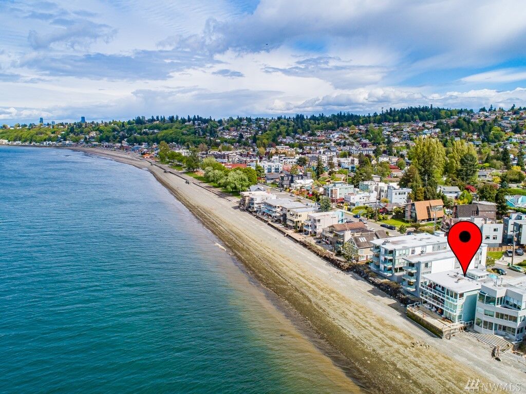 Property Photo:  3085  Alki Avenue SW 2  WA 98116 