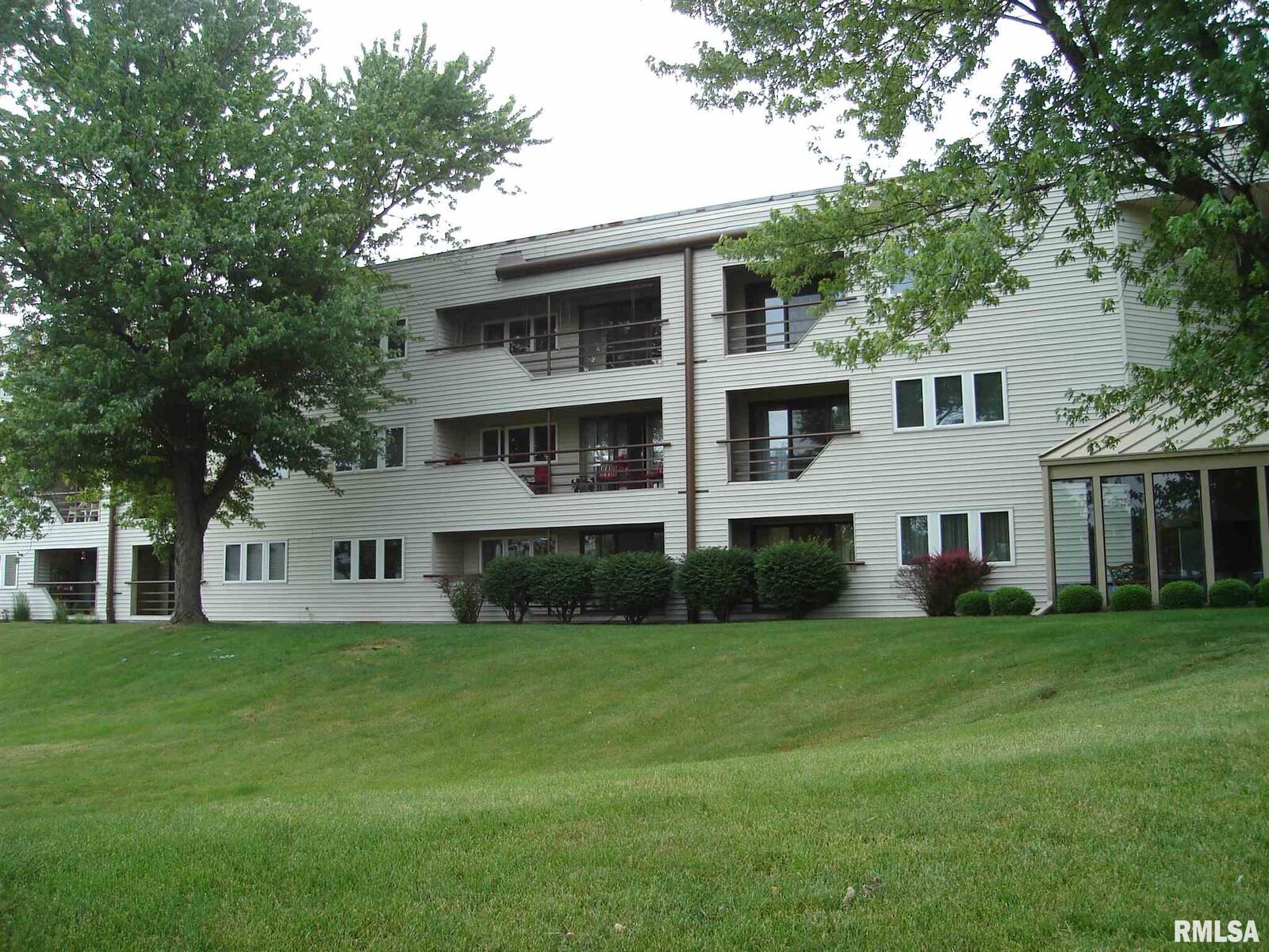 Property Photo: 2605 W Willowlake Drive 39 IL 61614