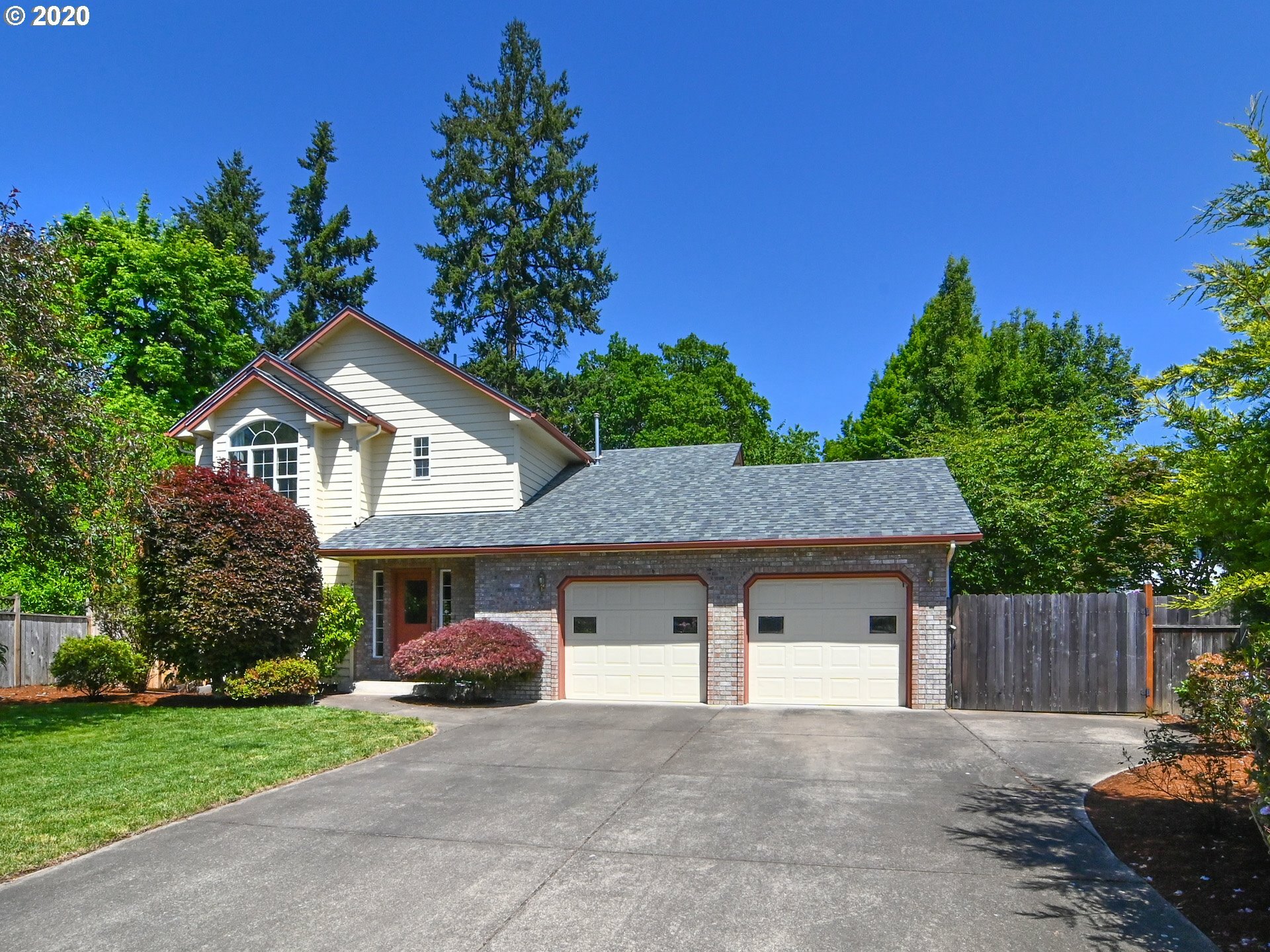 Property Photo:  229 Beringer Ct  OR 97404 