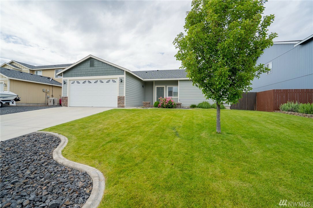 Property Photo:  828 W Polo Ridge Dr  WA 98837 