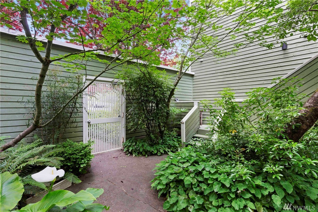 Property Photo:  1812 25th Ave G  WA 98122 