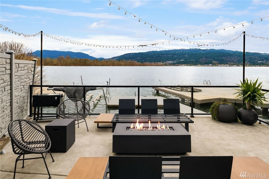 Property Photo:  4265 E Lake Sammamish Shore Lane SE  WA 98075 