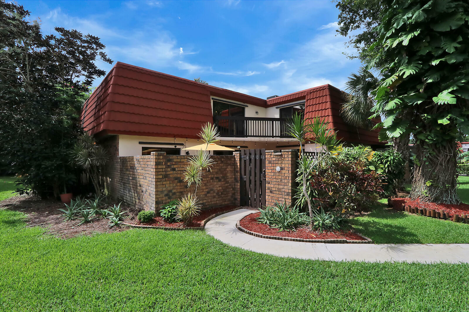 Property Photo:  4704 Suburban Pines Drive  FL 33463 