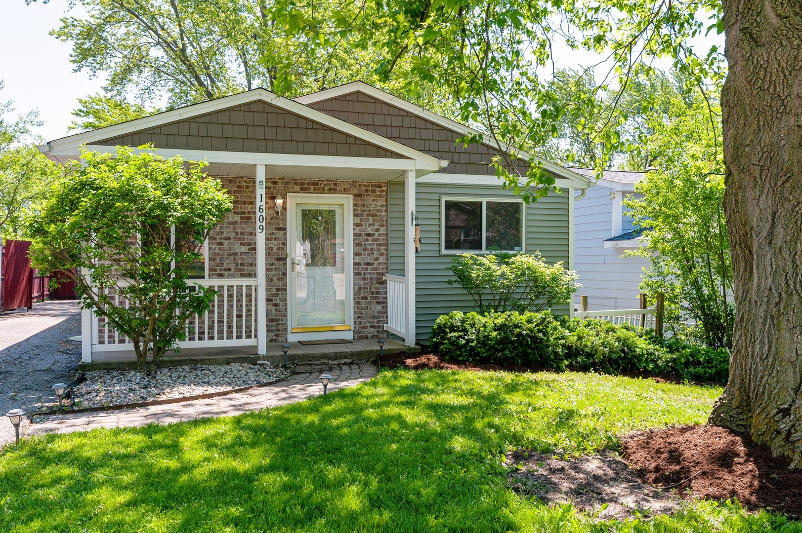 Property Photo:  1609 Ridgeway Street  IL 60073 