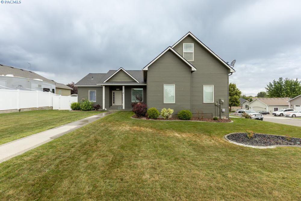 Property Photo:  1005 Sunstone Ct.  WA 99352 