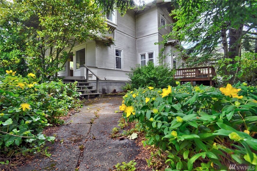 Property Photo:  4137  Sunnyside Avenue N  WA 98103 