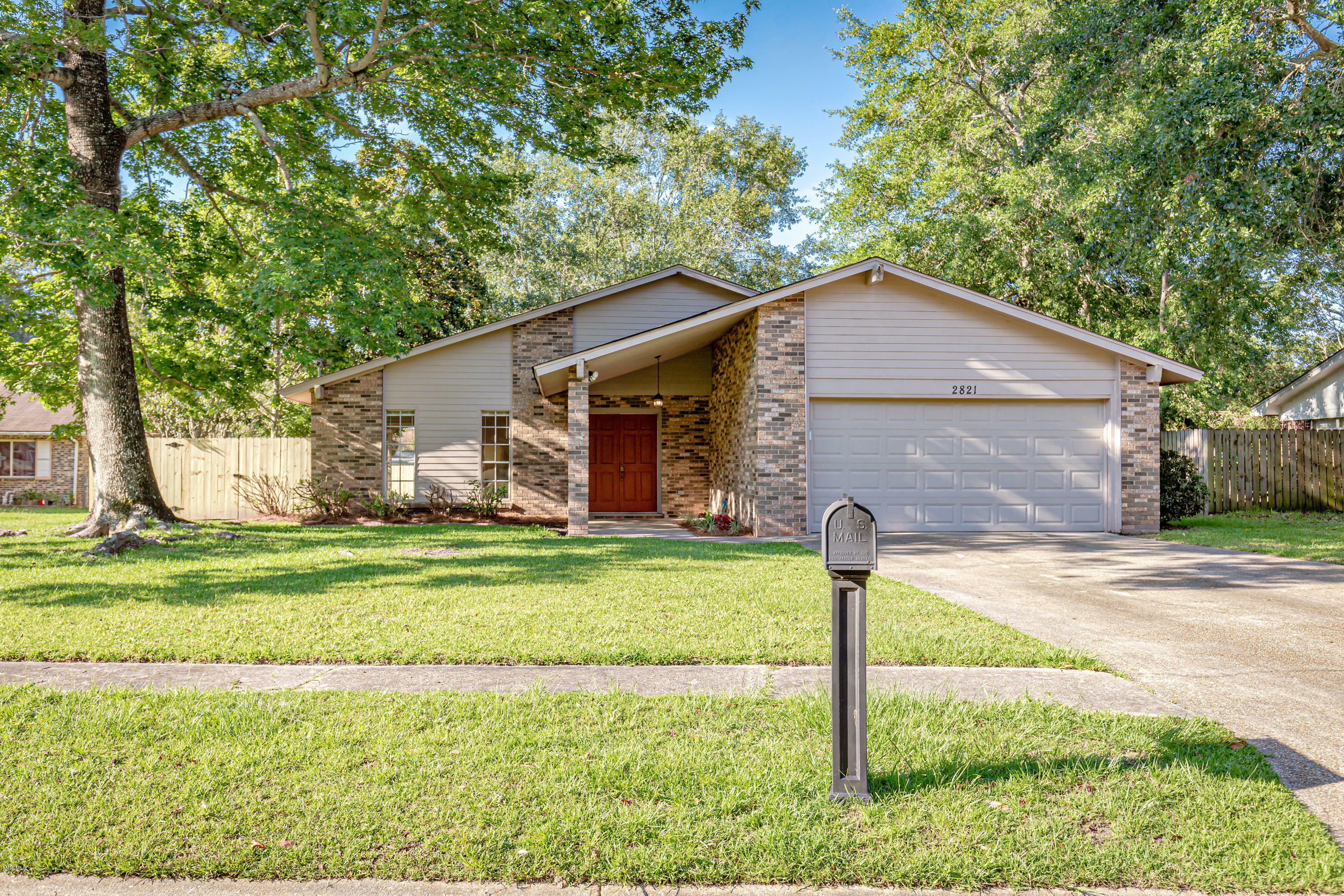 Property Photo:  2821 Lawnwood Drive  MS 39564 