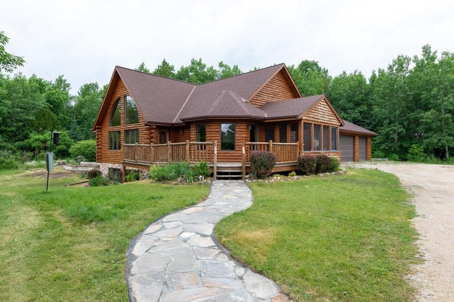 Property Photo:  2840 Shagbark Dr  WI 53040 