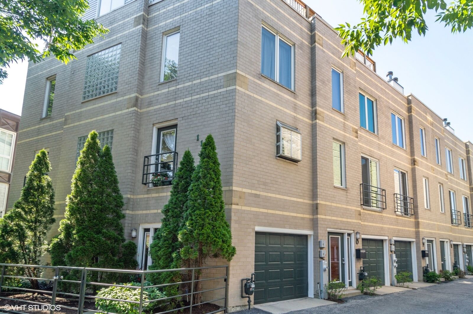 Property Photo:  1145 West Newport Avenue S  IL 60657 