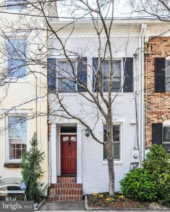 Property Photo: 215 Payne Street S VA 22314