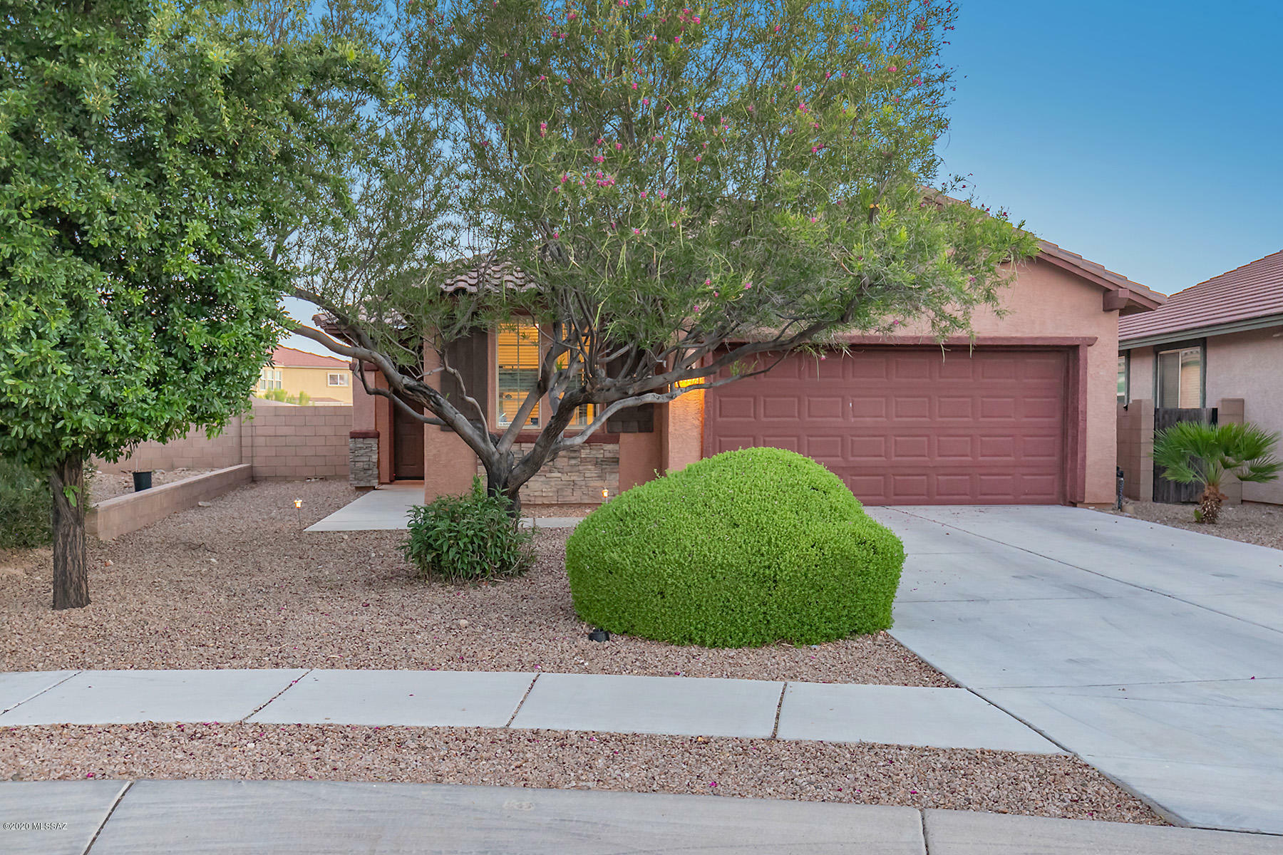Property Photo: 10446 S Cutting Horse Drive AZ 85641