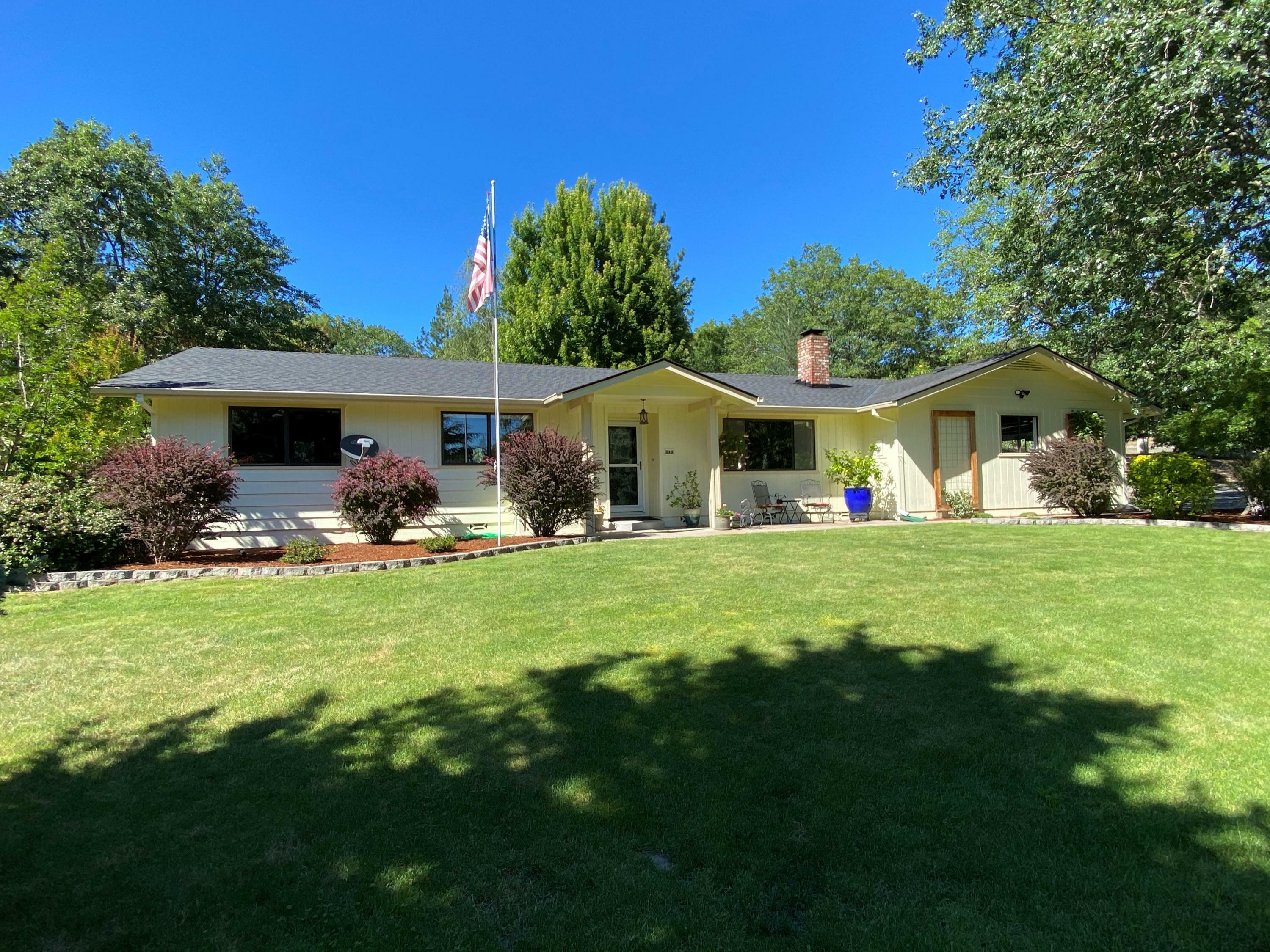 Property Photo: 130 Carolann Way OR 97526
