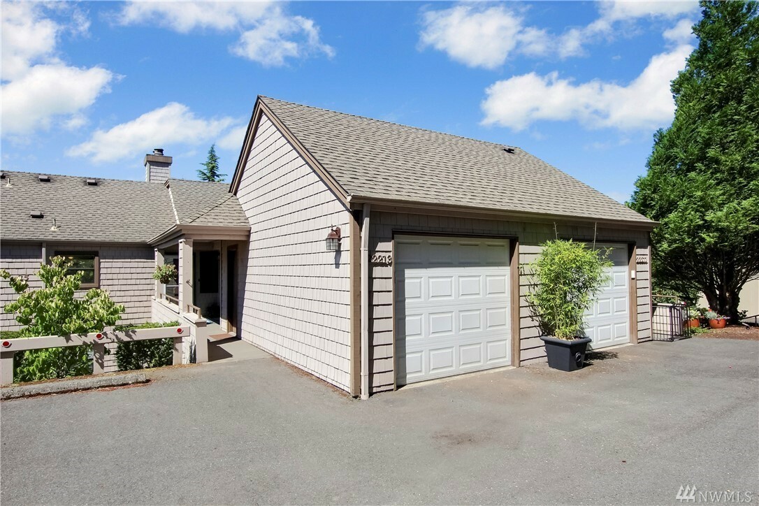 Property Photo:  22213 SE 42nd Lane 2078  WA 98029 