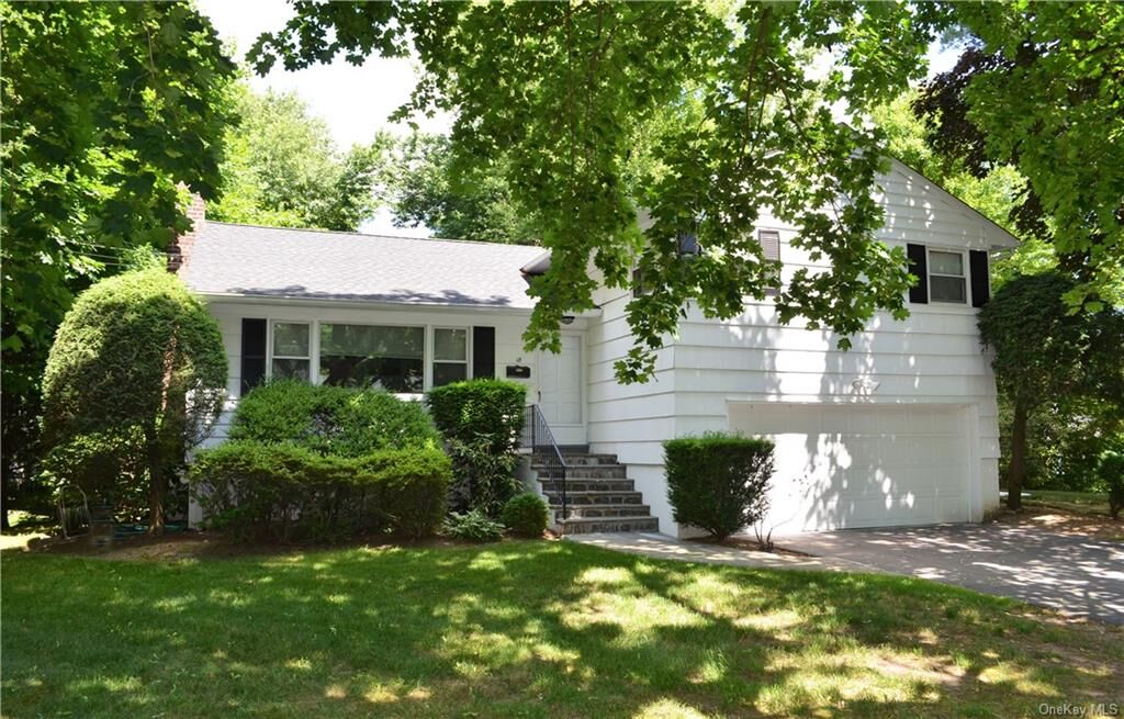 Property Photo:  18 Whitewood Road  NY 10605 