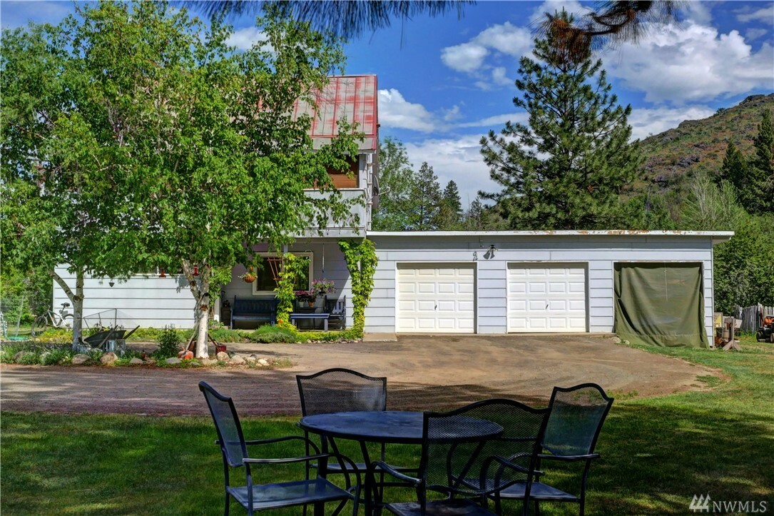 Property Photo:  605 2nd Ave W  WA 98856 