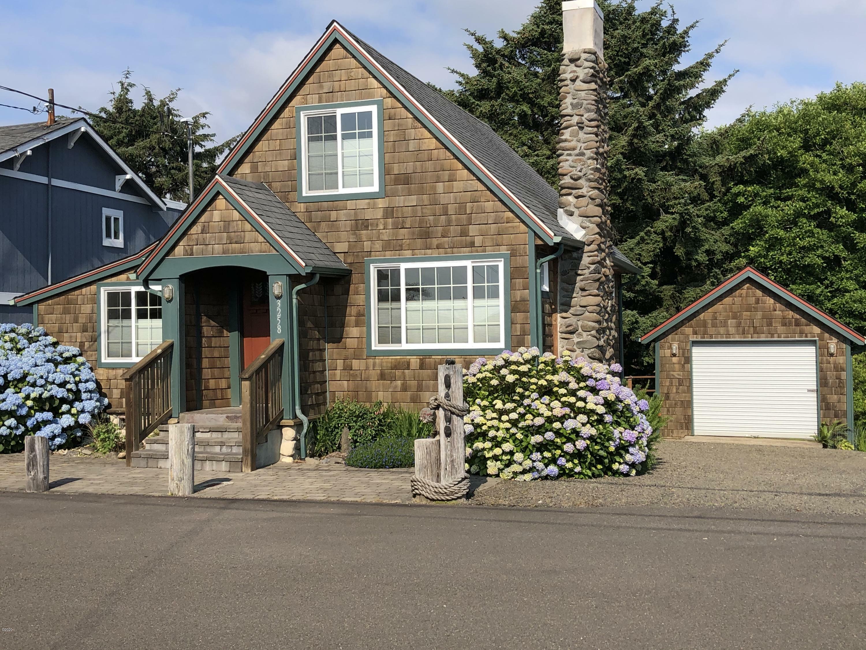 Property Photo:  3258 SW Beach Avenue  OR 97367 