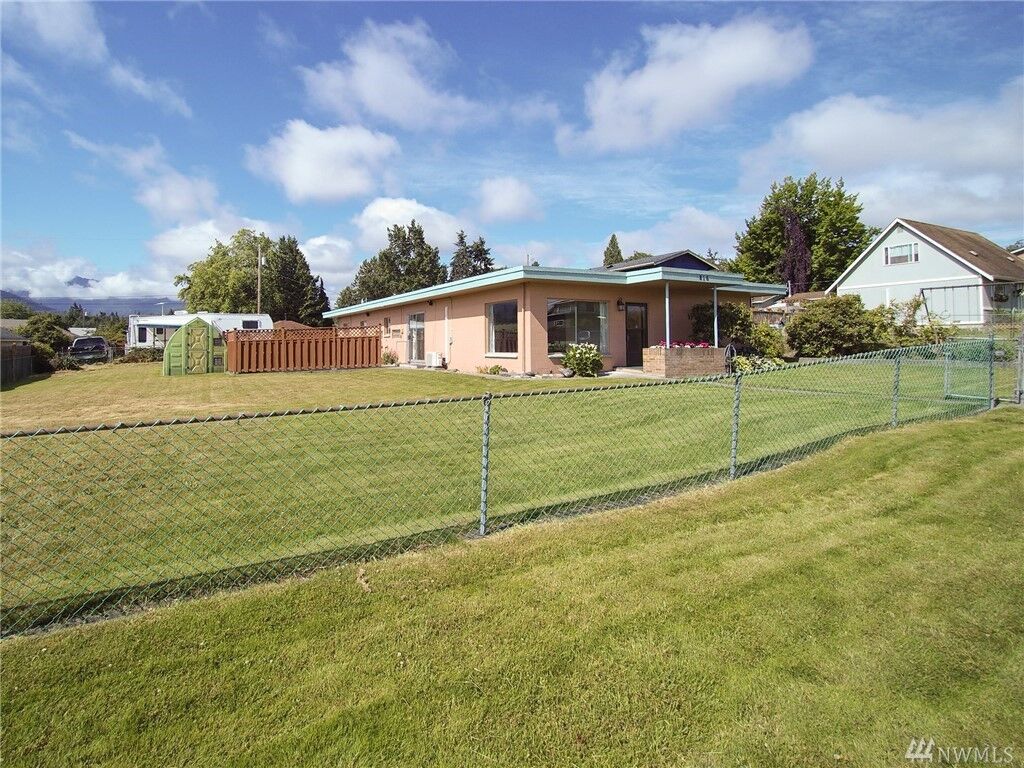 Property Photo: 816 W 6th Street WA 98363