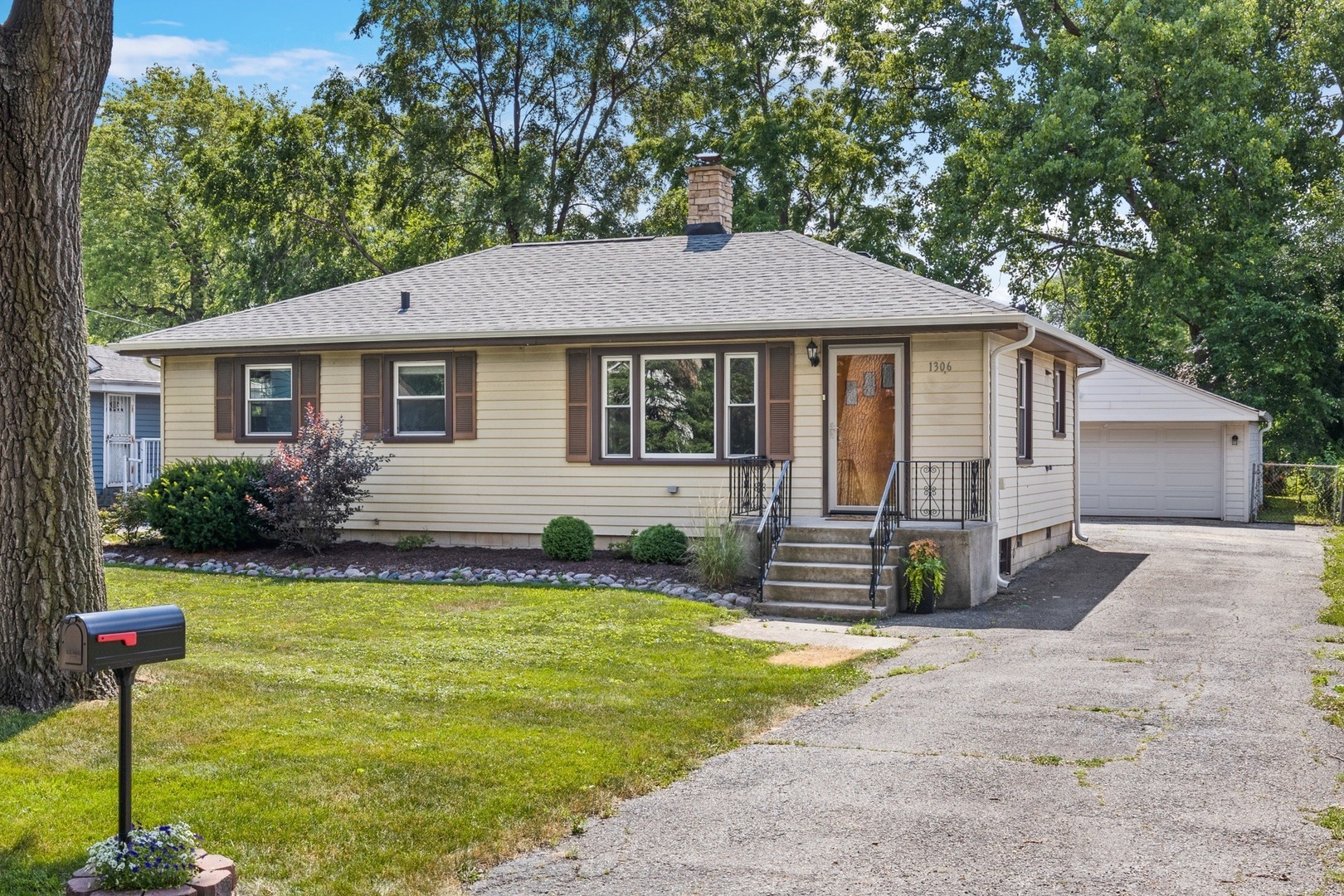 Property Photo:  1306 Hamilton Avenue  IL 60126 