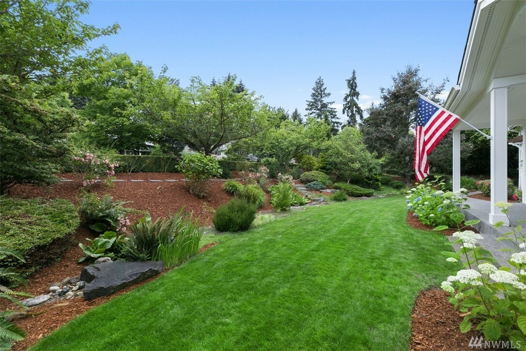 Property Photo:  270 Eakin Dr NW  WA 98110 